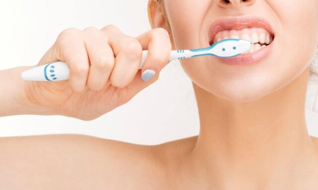 Chải răng không đúng phương pháp gây tụt lợi