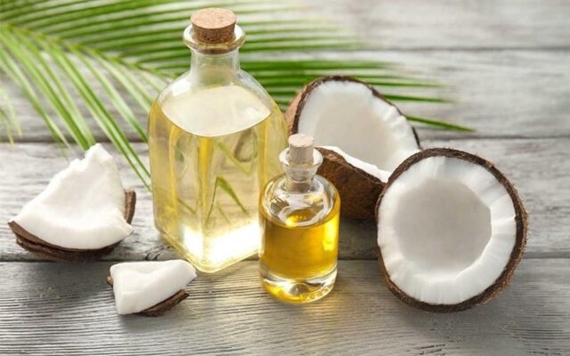 Dùng dầu dừa là một trong những cách làm sạch cao răng tại nhà