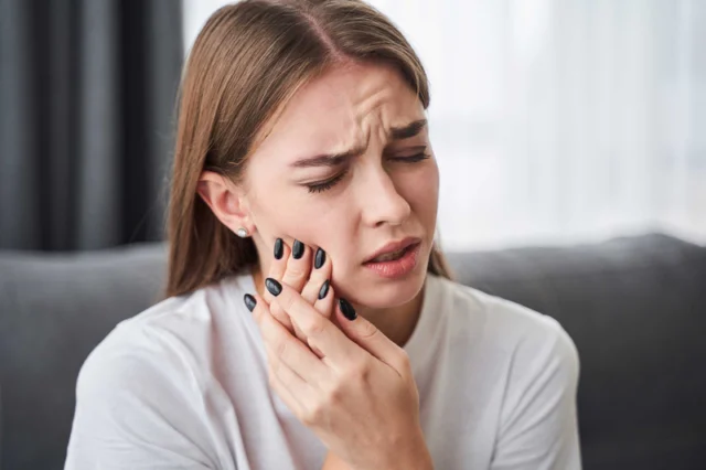 Do đâu màng trắng xuất hiện sau nhổ răng?