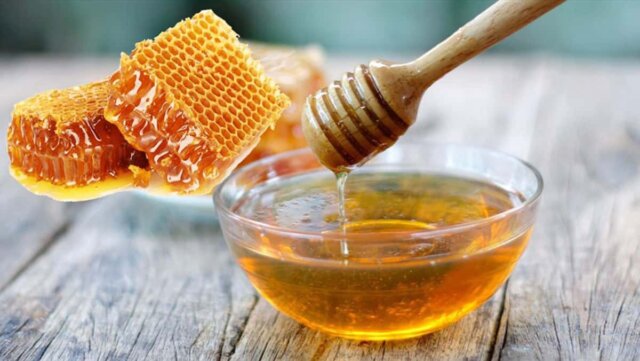 Sử dụng mật ong là một trong các cách làm trắng răng tại nhà