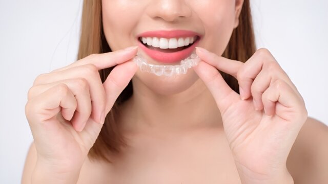 Zenyum vs Invisalign: Nên chọn phương pháp niềng răng nào?