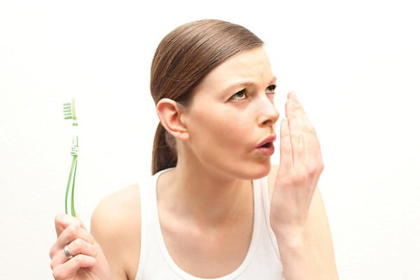 Vệ sinh răng miệng sai cách cũng là nguyên nhân gây ra đen kẽ răng